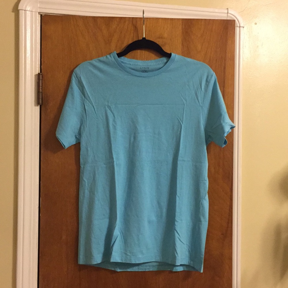 Slim-fit light blue tee (men’s)